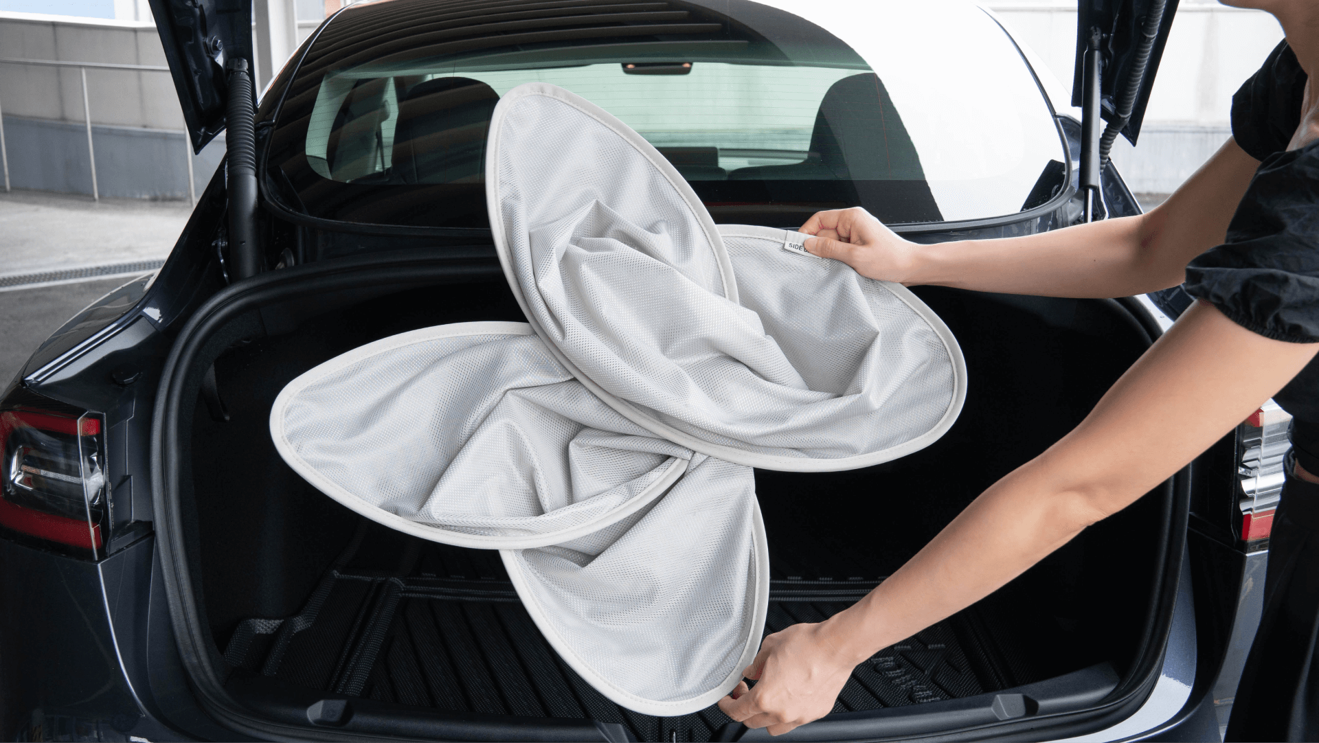 Model 3 Highland Glass Roof Sunshade (Shanghai/China Version) Eclipse version easily folded. Folding made easy with Jowua sunshade